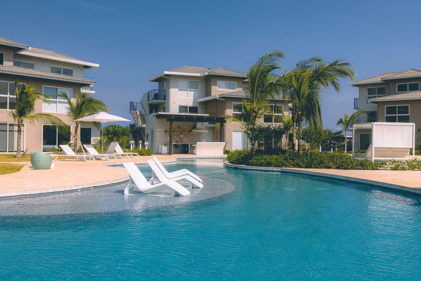Brisas del Mar, en Playa Caracol: edificios y piscina