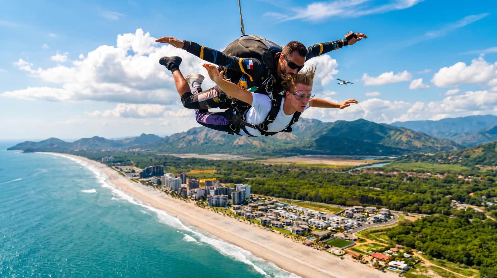 Salto en tándem sobre la costa de Playa Caracol